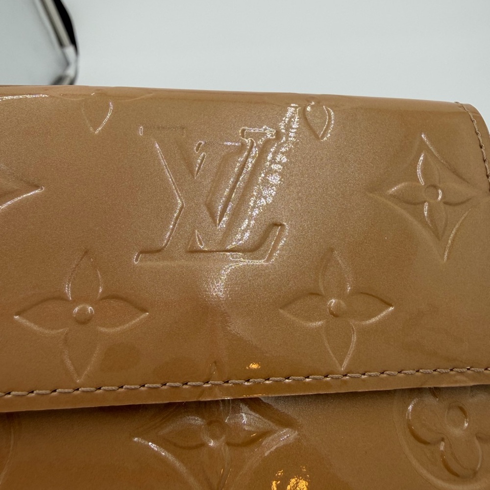 LV Elise Latte Vernis Compact Wallet Rare Color in Excellent Condition. - Picture 14 of 15